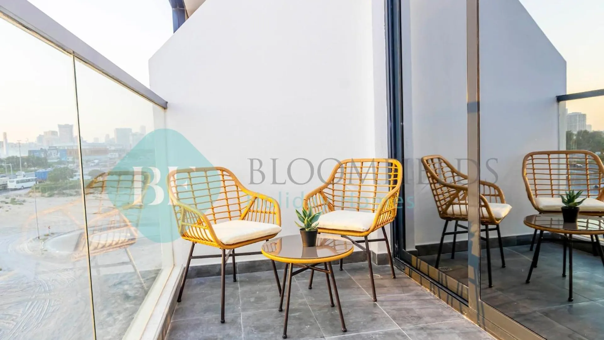 Bloomfields Luxury Escape Studio In Samana Golf Dubai